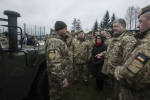 Президент передав військовим сертифікати на 40 медичних машин «Хаммер»: Автомобілі, які рятуватимуть українських воїнів, – одразу ж направляються в зону АТО